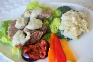 Fillet steak on crisp lettuce & creamy cauliflower sauce, broccoli with the same sauce and roasted almond flakes, roasted figs & tri-coloured peppers